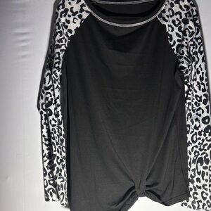 Elegant Black and White Leopard Print Long Sleeve Top